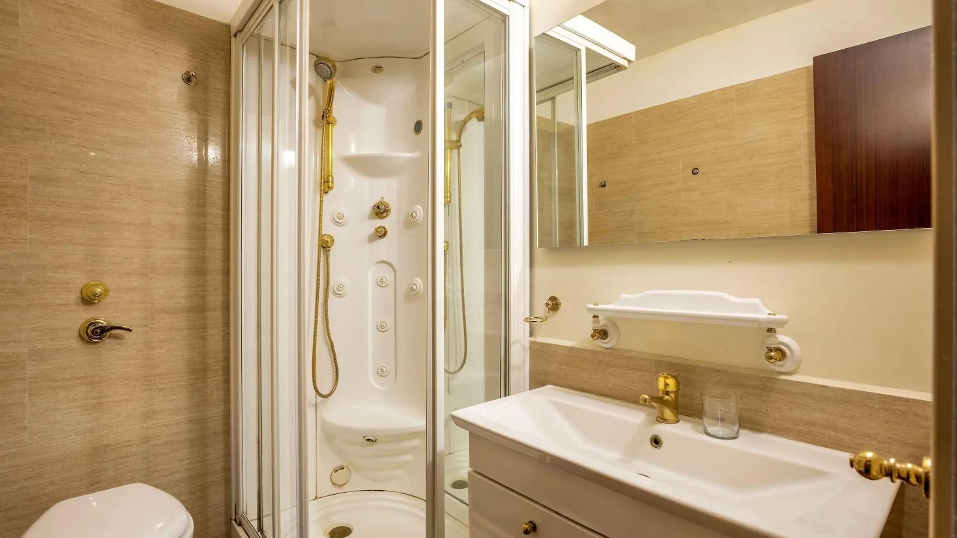Exclusive 4 Bedrooms Apartment Near Duomo Milano